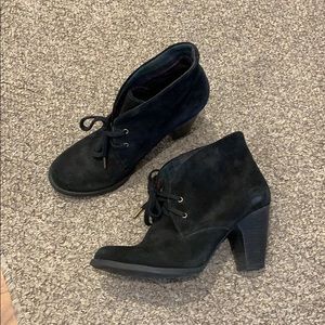 INDIGO BY CLARKS WATER ROW BLACK SUEDE BOOTIES / 7